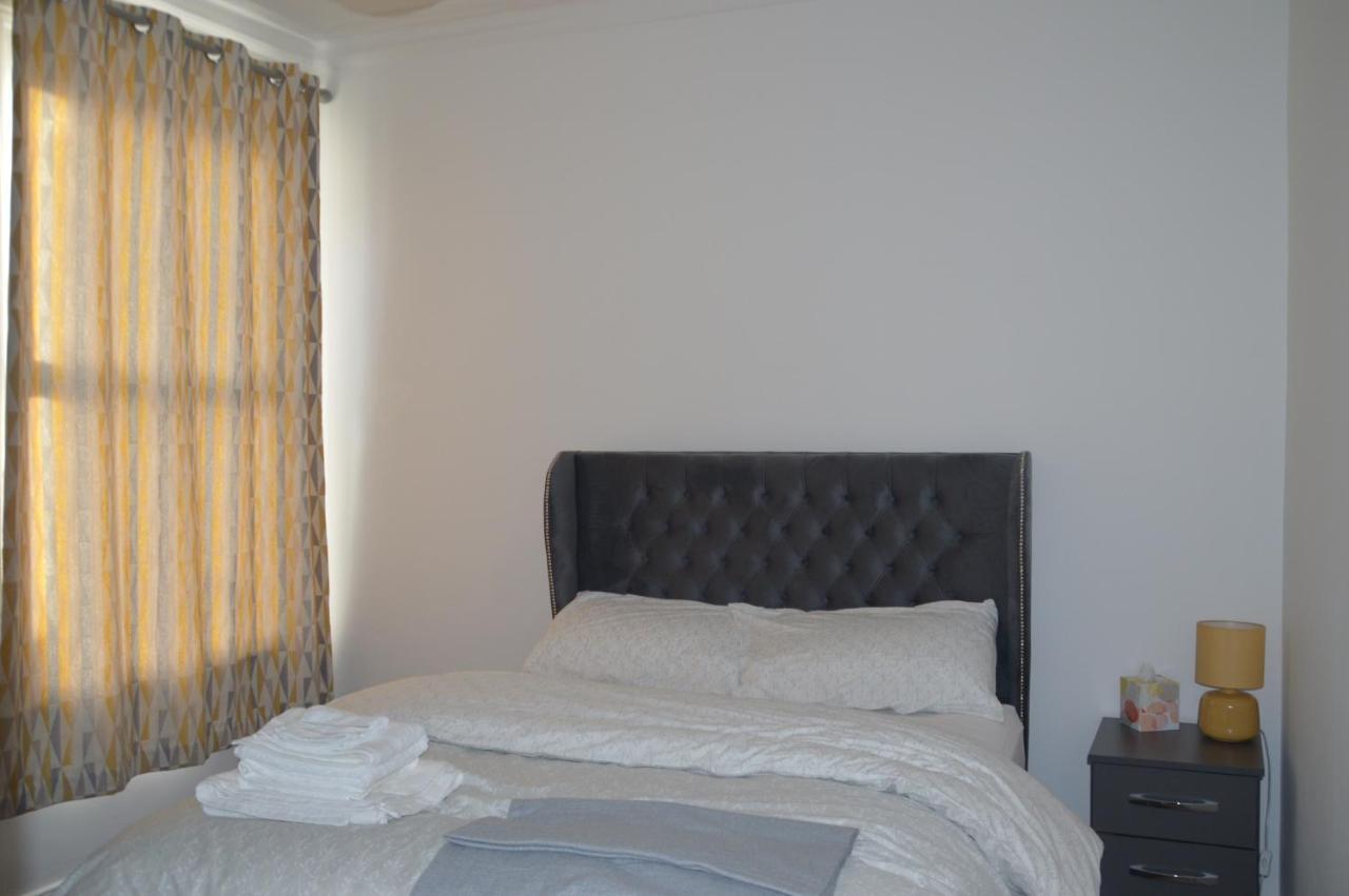 Two Bedroom Apartment In London Bagian luar foto